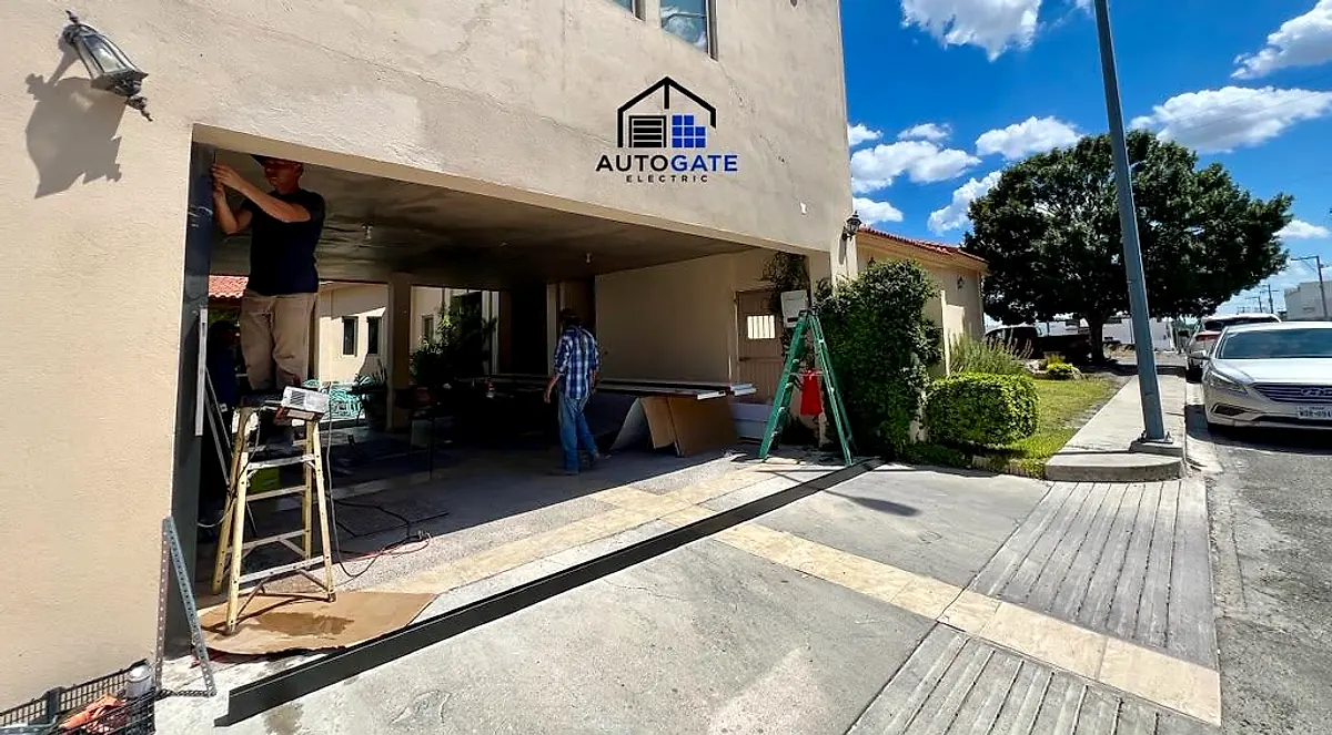 Equipo de AutoGate Electric instalando un portón en una cochera