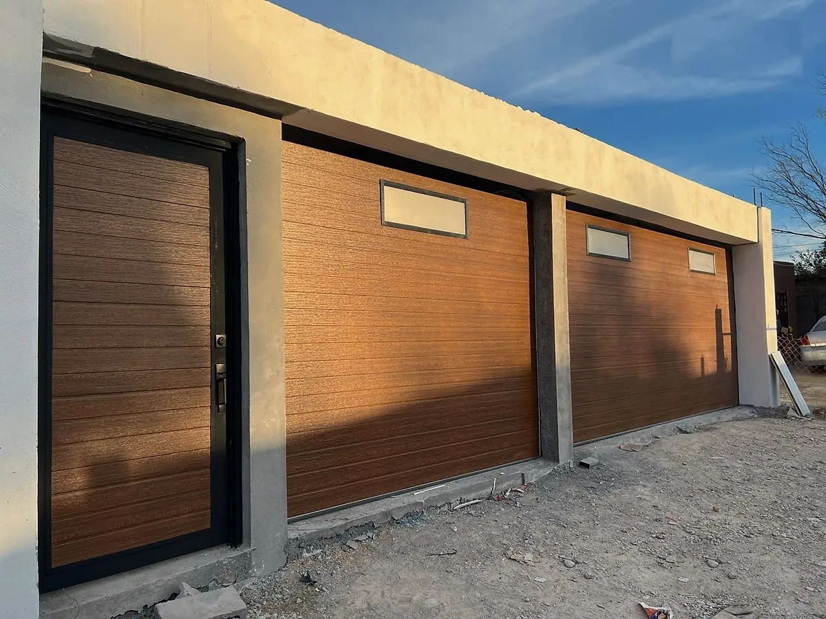 Dos portones americanos tono madera con ventanas y puerta peatonal a juego