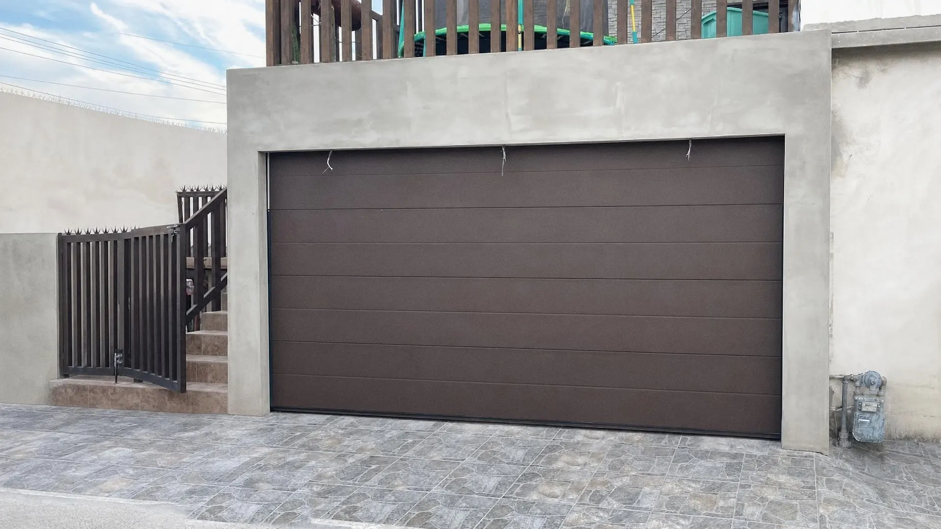 Portón americano color chocolate instalado por AutoGate Electric